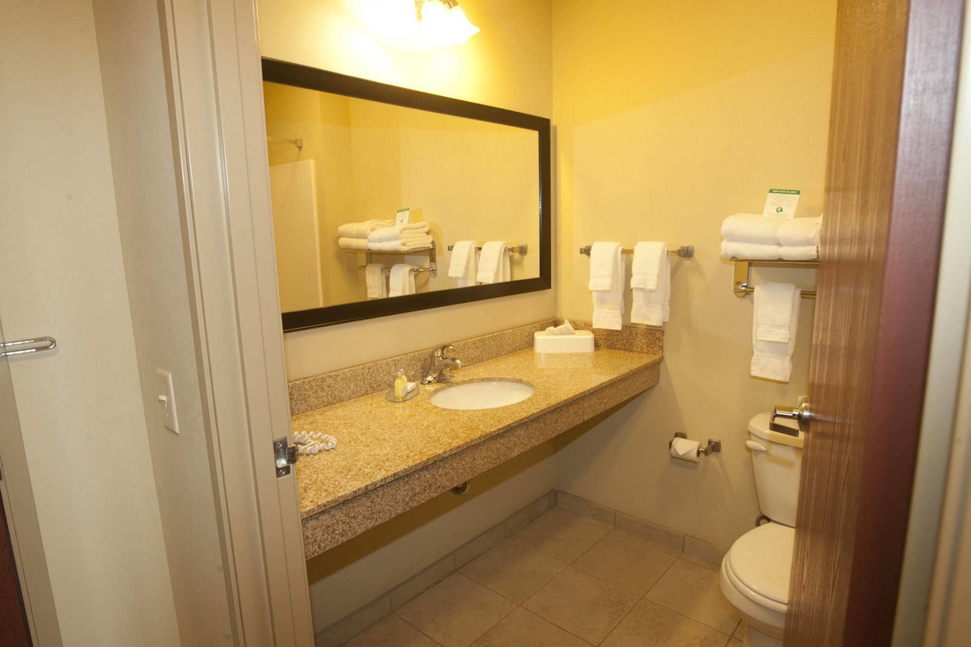 Cobblestone Inn & Suites - Langdon Esterno foto